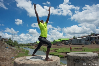 http://www.rickymonti.net/files/gimgs/th-15_John Gachua pratica yoga nel suo villaggio_insegnante yoga_Mukuru_Kenya_v3.jpg